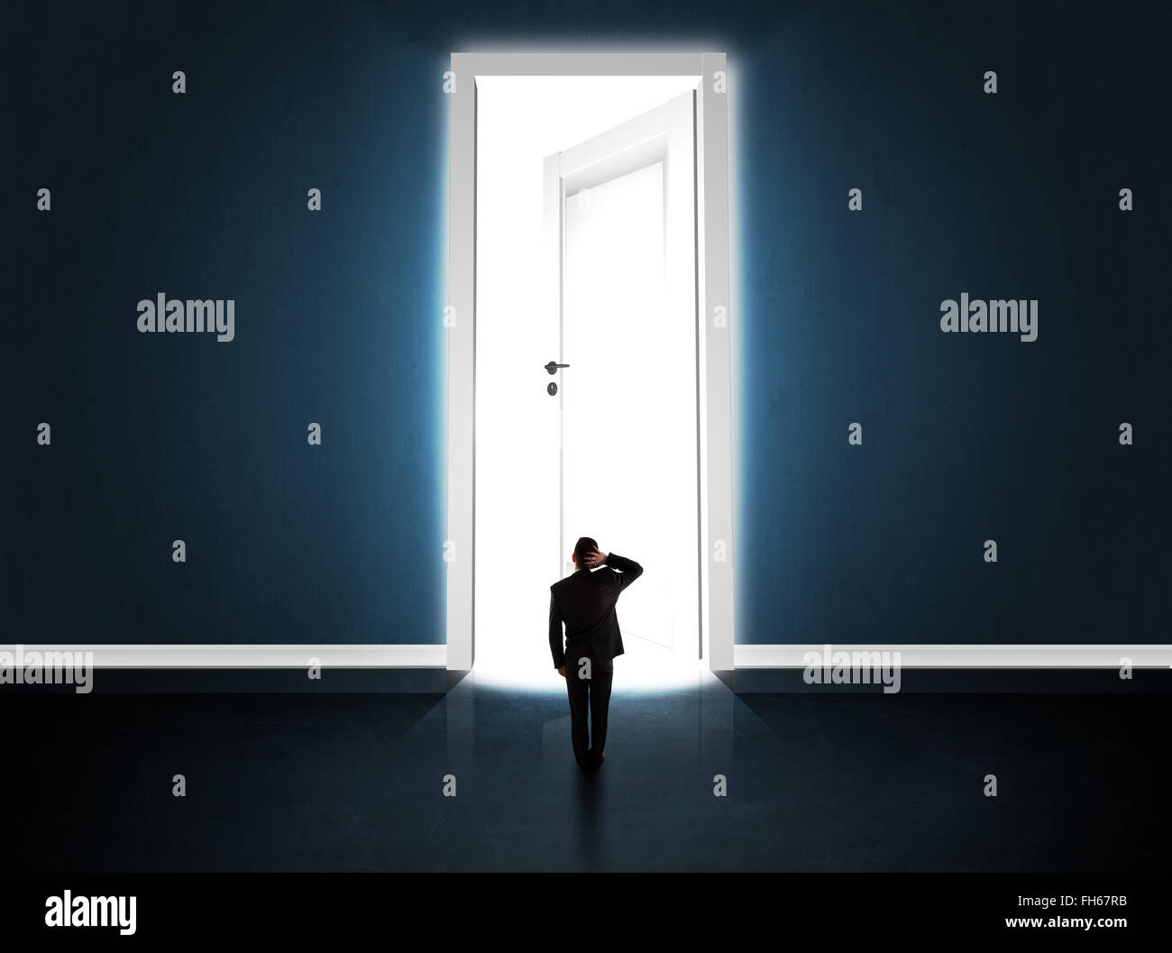 Business man guardando grandi luminose porta aperta Foto Stock