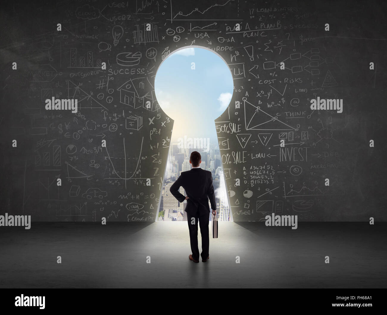 Business man guardando a toppa di chiave con un luminoso paesaggio concetto Foto Stock