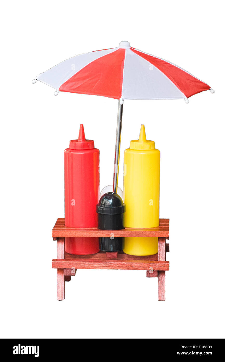 Tagliare il bianco e il rosso ombrello in miniatura con ketchup e senape bottiglia Foto Stock