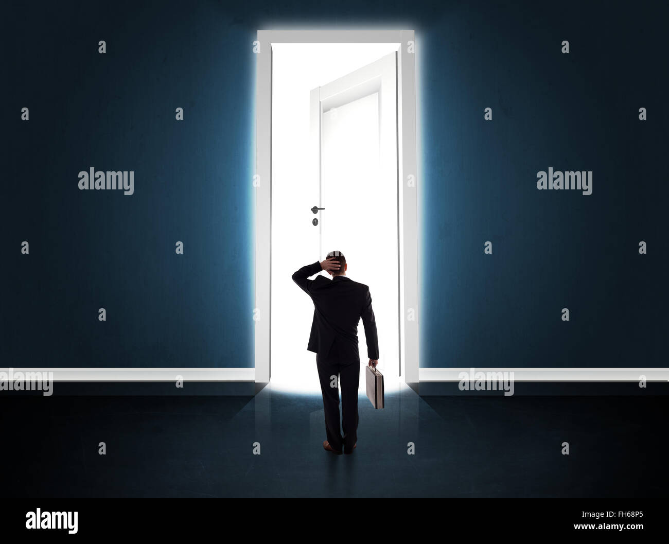 Business man guardando grandi luminose porta aperta Foto Stock