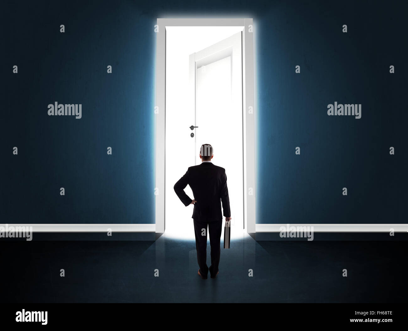 Business man guardando grandi luminose porta aperta Foto Stock