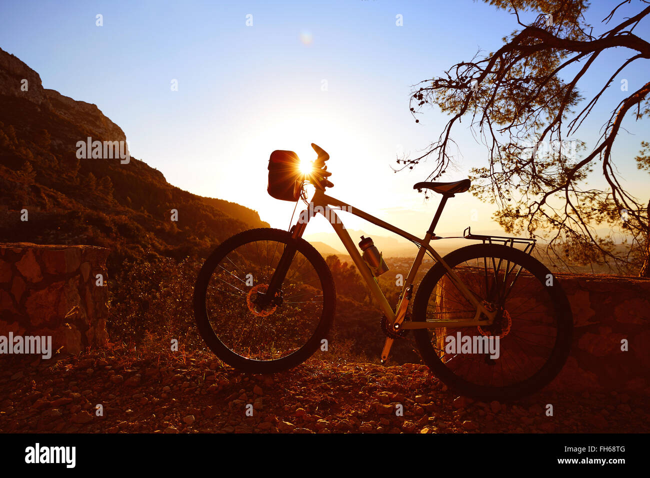 Mountain bike mtb sunset in Denia a Montgo via Alicante Spagna Foto Stock