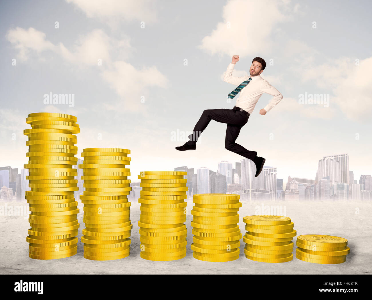 Business di successo uomo salto sulla moneta in oro denaro Foto Stock