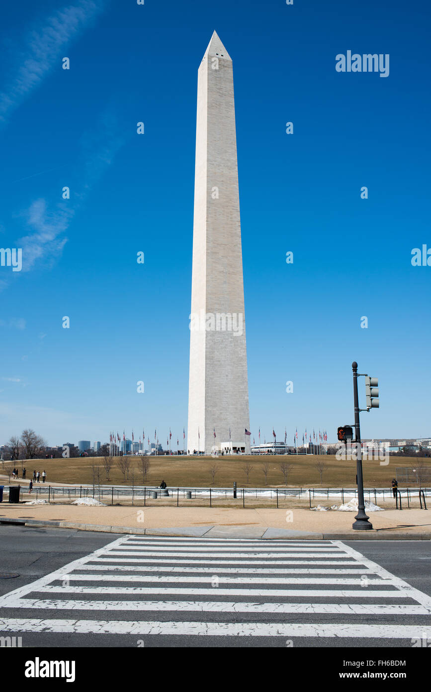 Washington Monument National Mall Washington DC // WASHINGTON DC - il Washington Monument si trova in cima al National Mall. Completato nel 1884, questo imponente obelisco, progettato da Robert Mills, onora George Washington. Con i suoi 555 piedi, 1/8 pollici, era l'edificio più alto del mondo al suo completamento. Foto Stock