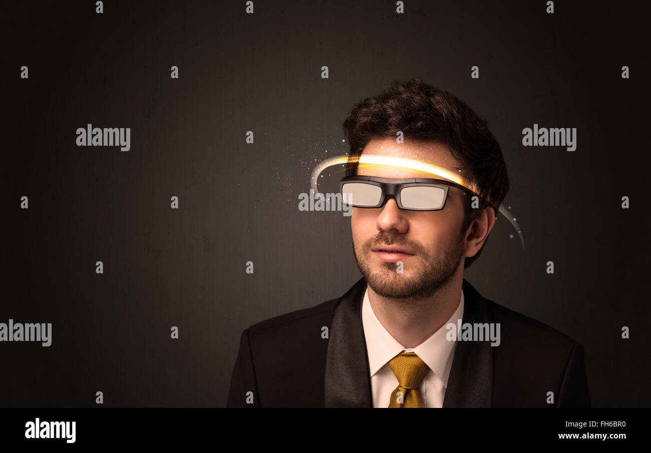 Bel uomo cerca con il futuristico high tech bicchieri Foto Stock