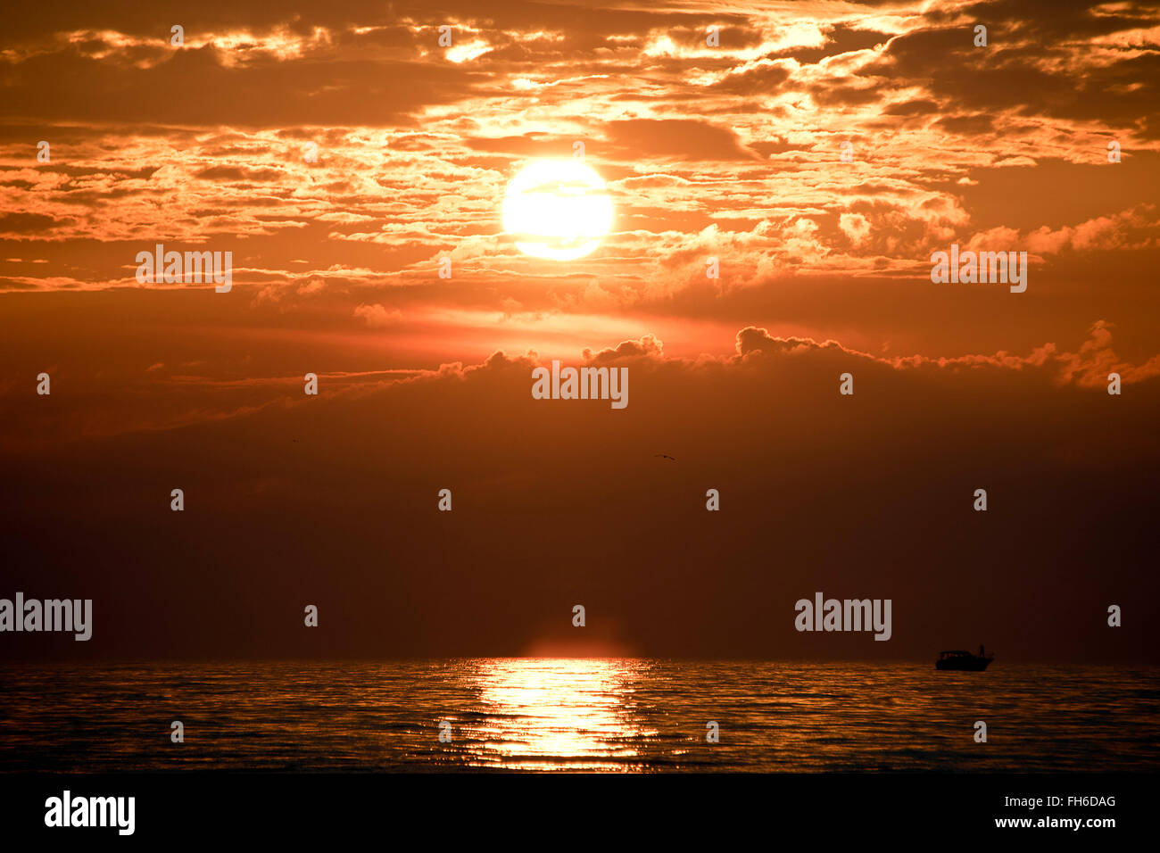 Tramonto sul lago Michigan con barca all'orizzonte. Foto Stock