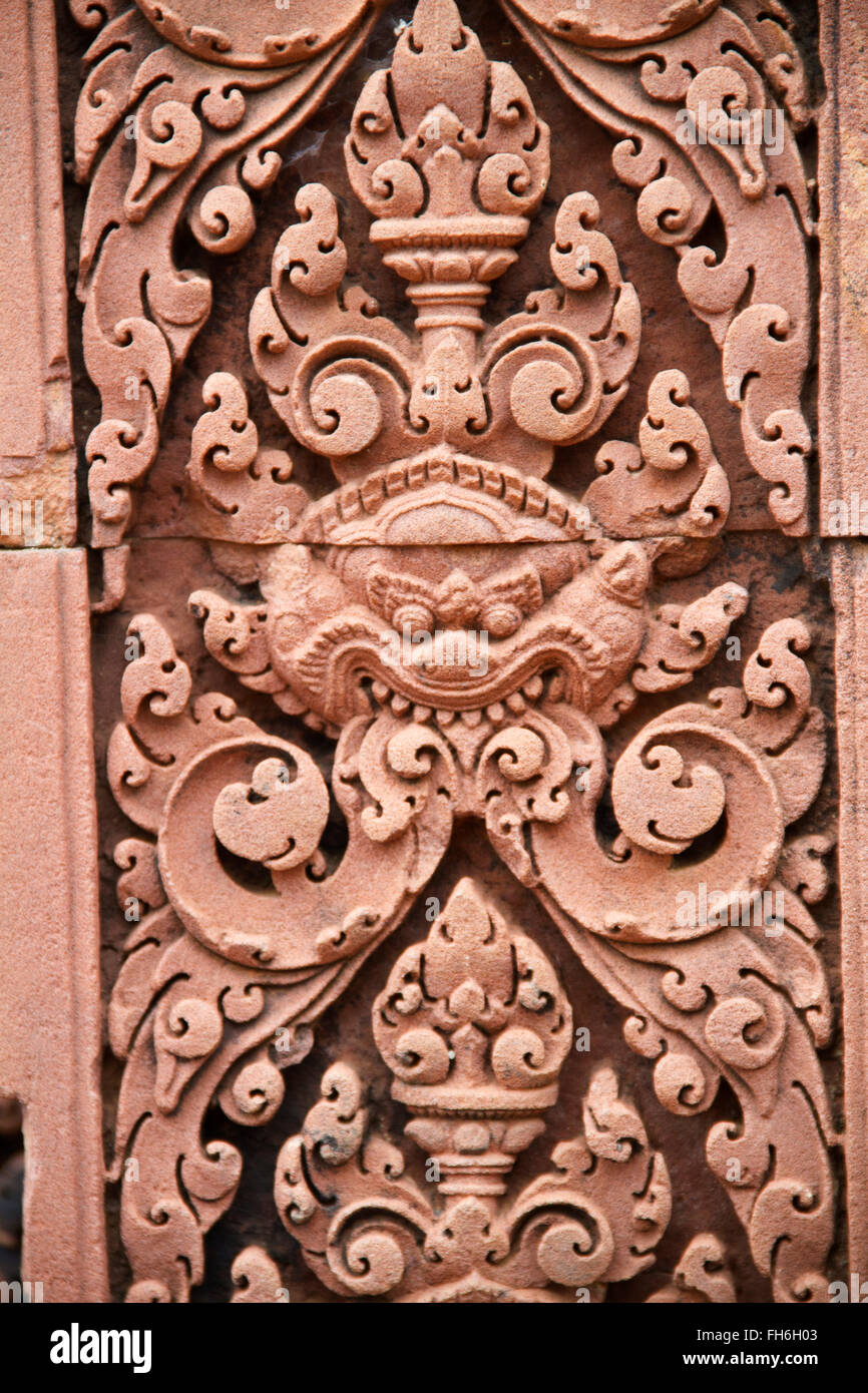 Carving ornati in pietra arenaria di Banteay Srei vicino tempio di Angkor, Cambogia Foto Stock