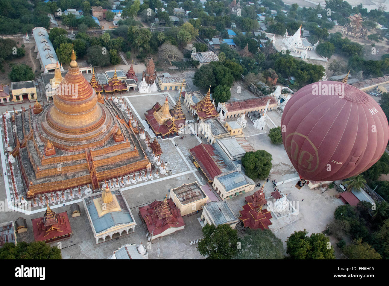 Pagoda Shwesandaw vista aerea con mongolfiera Bagan,Myanmar Foto Stock