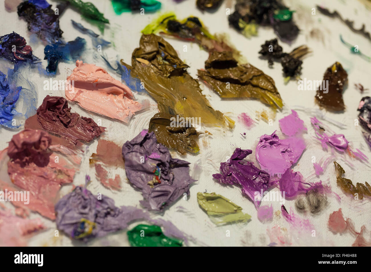 Varietà di olio i colori di vernice sul bordo Foto Stock