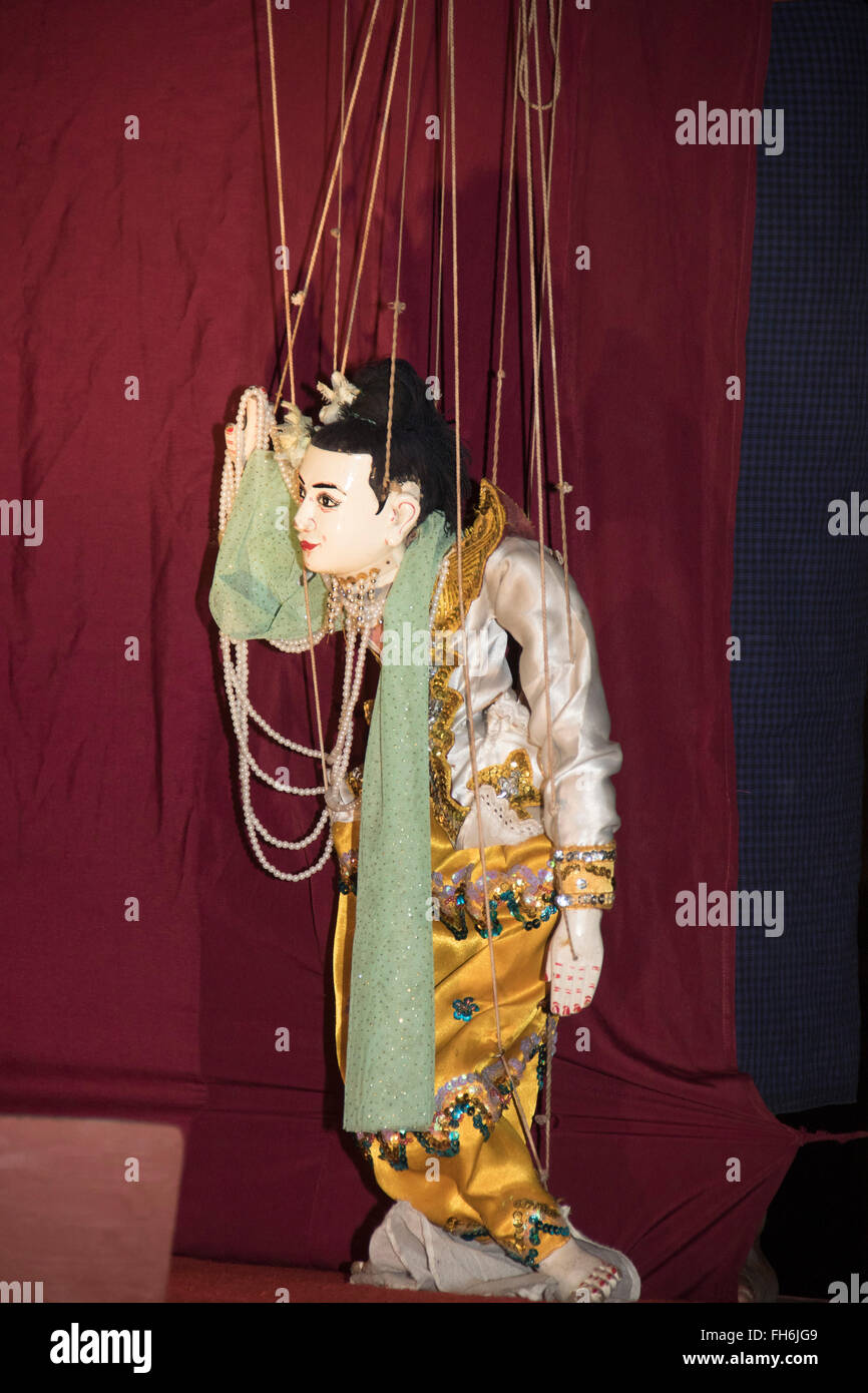 Tradizionale Spettacolo di marionette eseguita per turismo e Mandalay, Myanmar Foto Stock