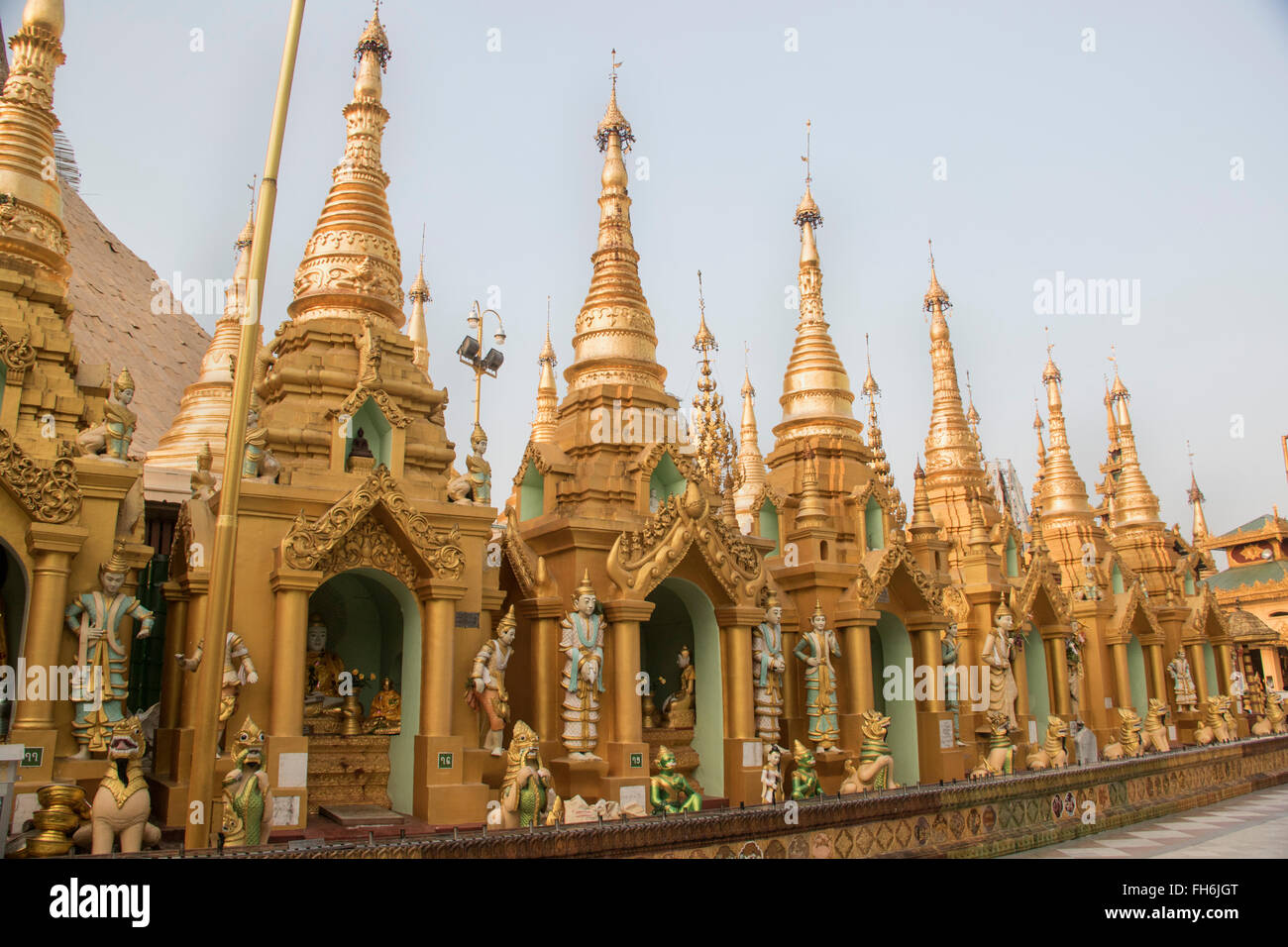 Shires circondano la stupa centrale nella Shwedagon pagoda Yangon, Myanmar Foto Stock