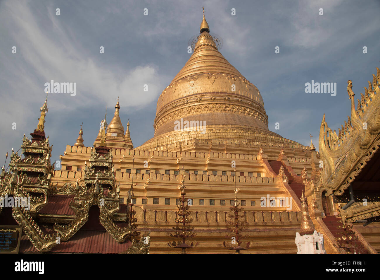 Stupa centrale presso la pagoda di Shwezigon Bagan,Myanmar Foto Stock