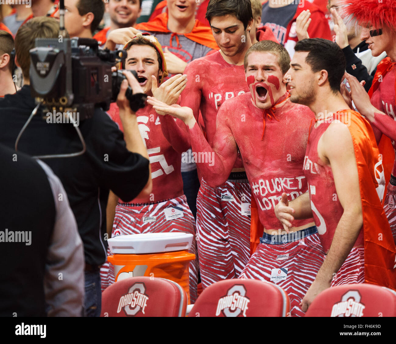 Columbus, Ohio, Stati Uniti d'America. Il 23 febbraio, 2016. Ohio State Fans pongono per la fotocamera prima che l'Ohio State vs Michigan State gioco in Columbus, Ohio. Brent Clark/CSM/Alamy Live News Foto Stock