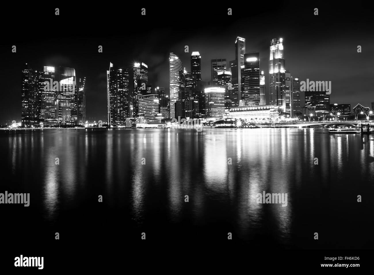 Vista notturna di Singapore, Marina Bay panorama, foto in bianco e nero. Foto Stock