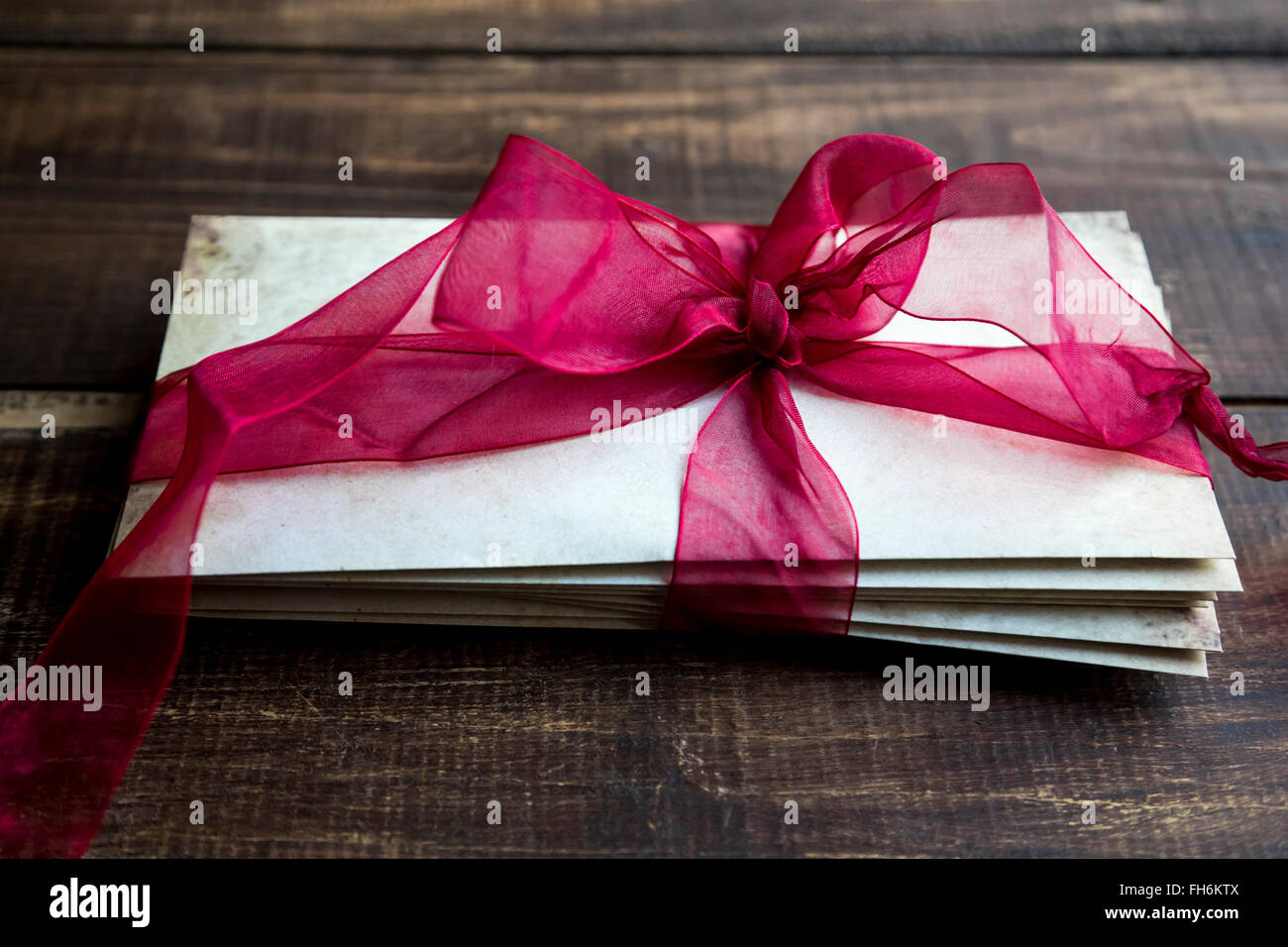 Pila di vecchio amore lettere legate con un nastro rosso Foto Stock