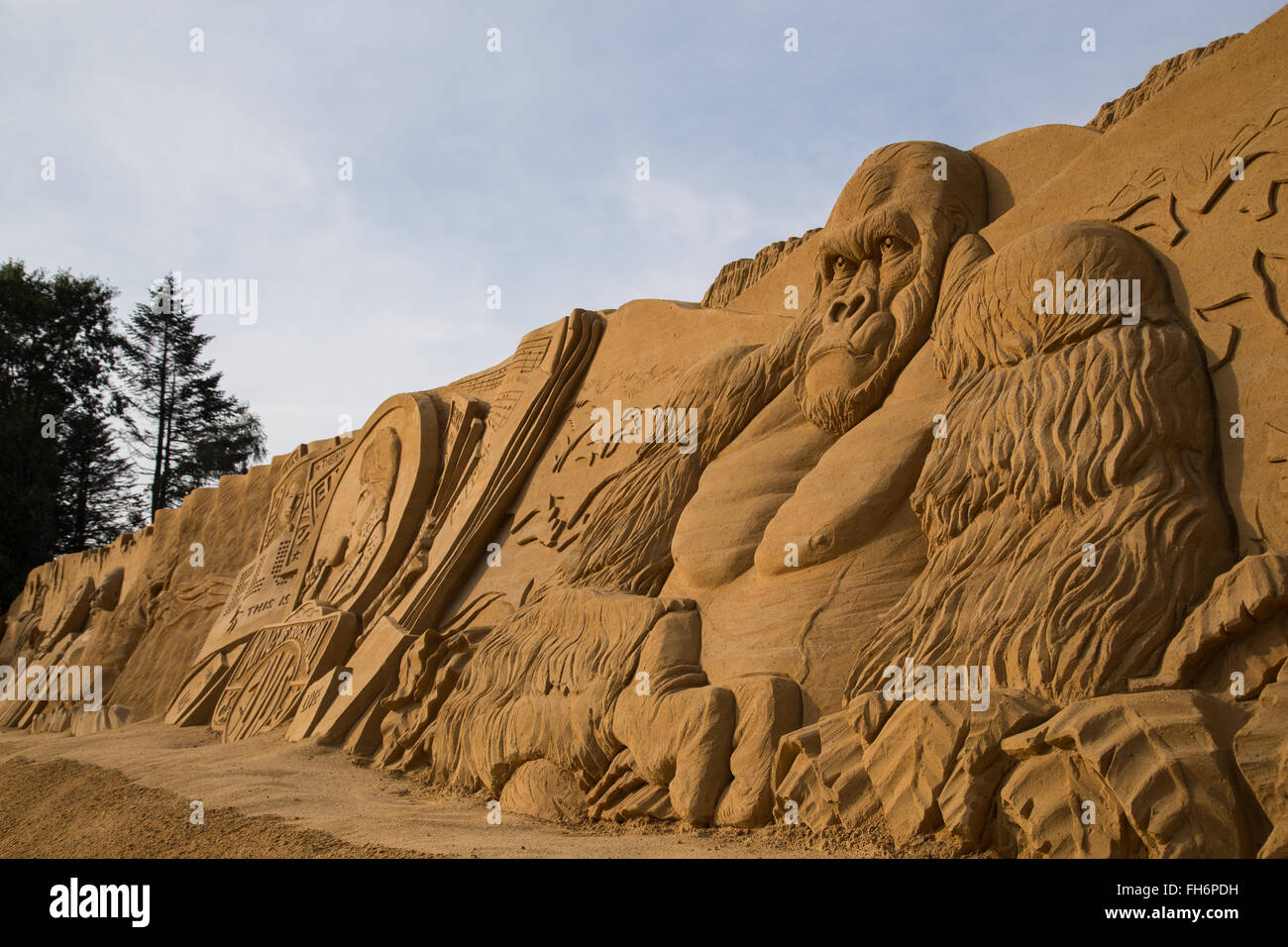 Blokuhus, Danimarca - 20 Settembre 2014: un grande letto King Kong la scultura di sabbia al festival internazionale delle sculture di sabbia. Foto Stock