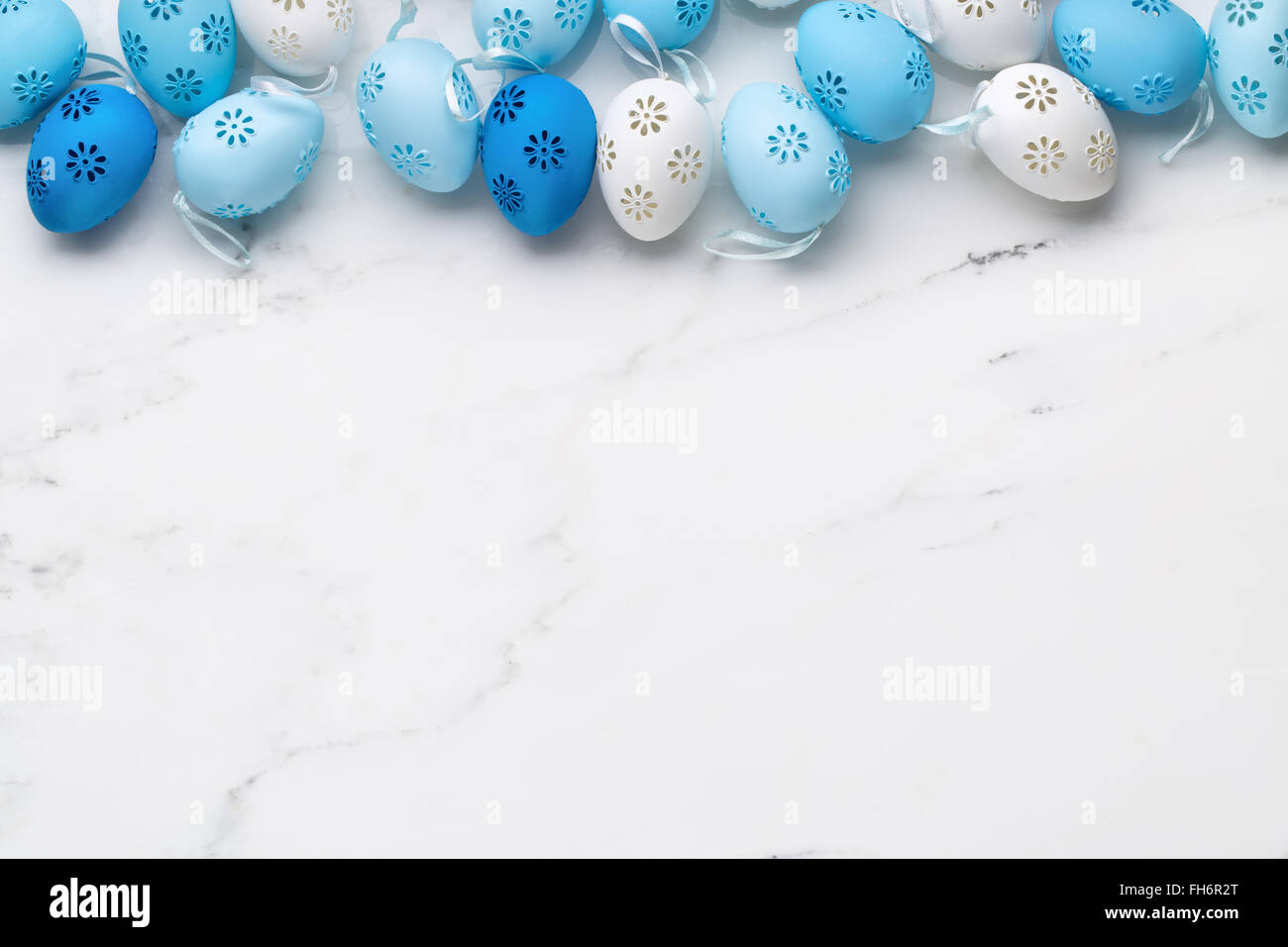 Le uova di pasqua su marmo bianco sullo sfondo Foto Stock