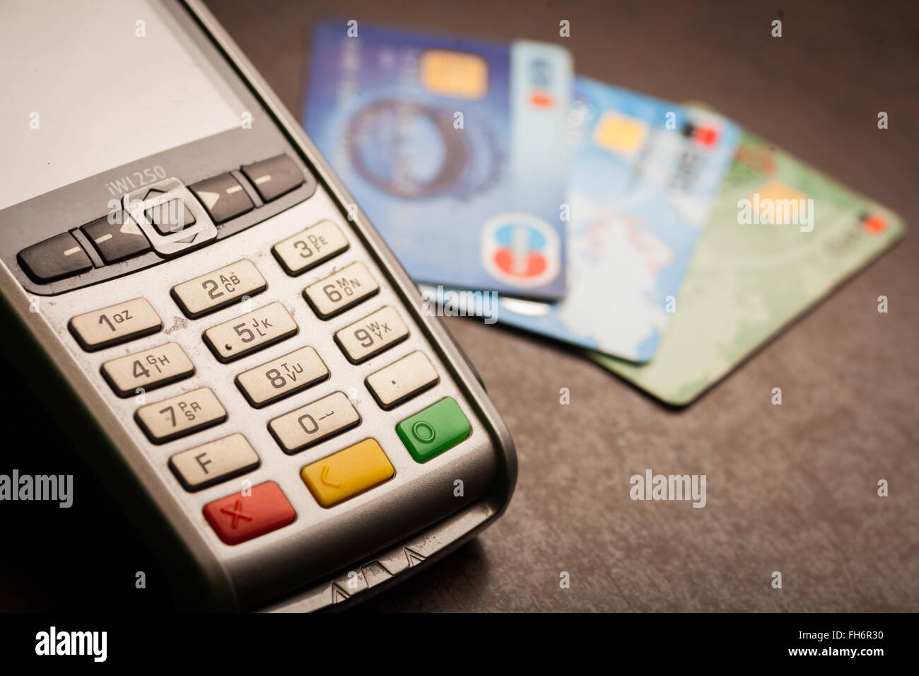 Immagine a colori di un POS e carte di credito. Foto Stock