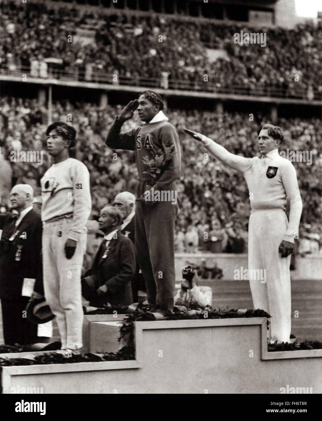 Jesse Owens vince l'oro nella Germania nazista i Giochi Olimpici 1936 Foto Stock