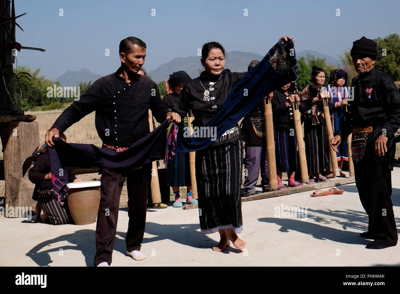 I membri di Tai Dum minoranza etnica noto come 'il popolo senza un paese" i cui antenati avevano migrato dal Laos nel 1905 indossa tipico indumento nero danza danza tradizionale in Tai Dam villaggio di Ban Napanard situato a divieto Na Pa Nat, Tambon Khao Kaeo nella parte settentrionale della provincia di Loei Thailandia Foto Stock