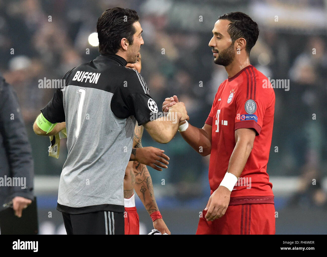 Monaco di Baviera Benatia Medhi (R) parla della Juve Gianluigi Buffon dopo  la UEFA Champions League round di 16 prima gamba partita di calcio tra  Juventus Torino e FC Bayern Monaco presso