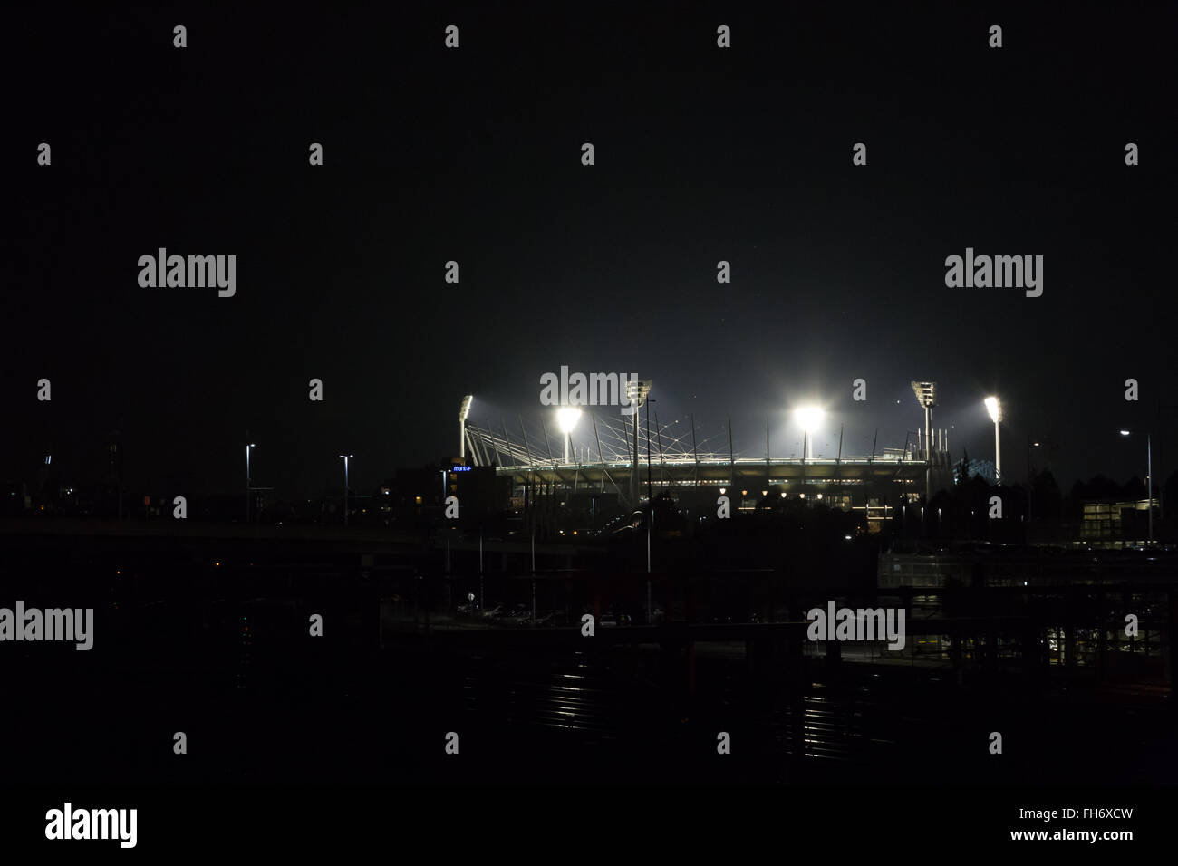 Melbourne, Australia - 24 Aprile 2015: Melbourne Cricket Ground di notte illuminata per una partita. Foto Stock