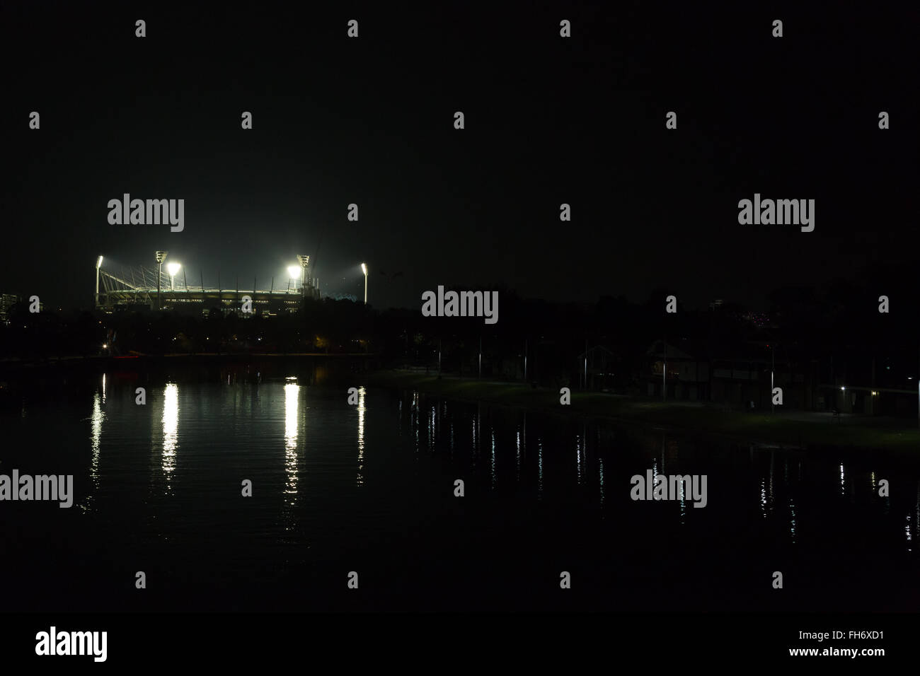 Melbourne, Australia - 24 Aprile 2015: Melbourne Cricket Ground di notte illuminata per una partita. Foto Stock