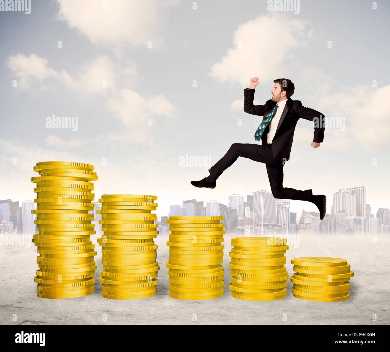 Business di successo uomo salto sulla moneta in oro denaro Foto Stock