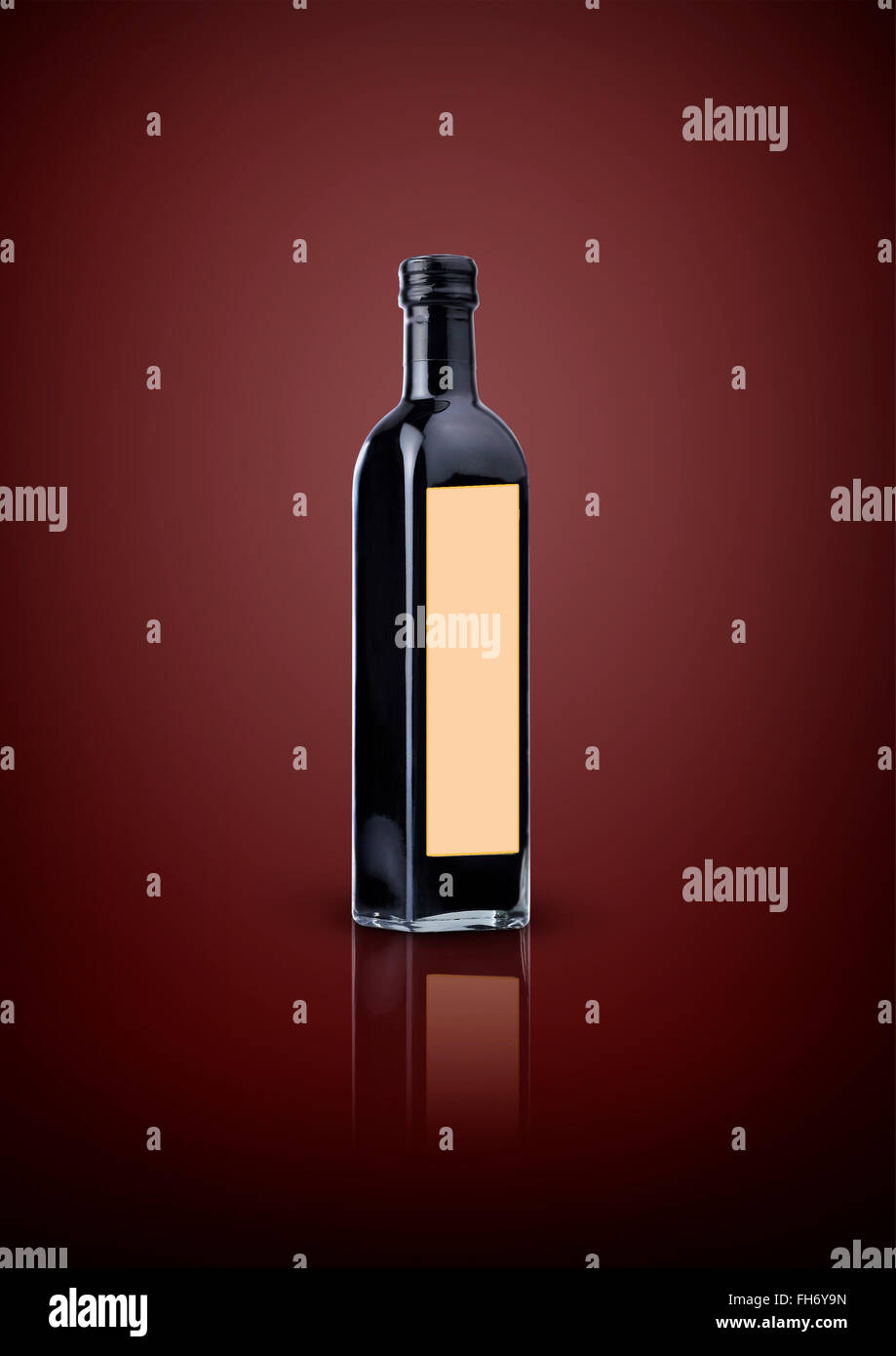 Senza etichetta flacone vuoto utile per la progettazione di olio d'oliva, aceto di vino o di etichetta sul marrone sfondo d'epoca,progettazione grafica Foto Stock