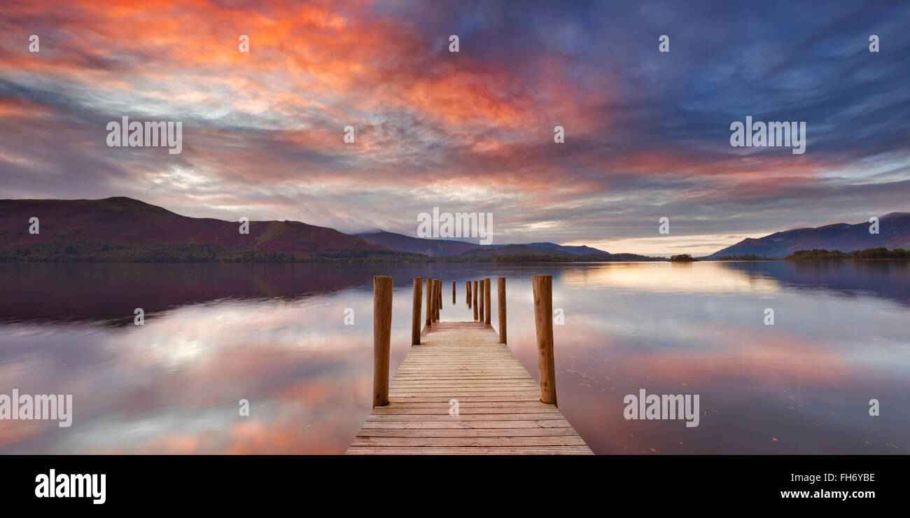 In un invaso jetty in Derwent Water, Lake District, Inghilterra. Fotografato al tramonto. Foto Stock