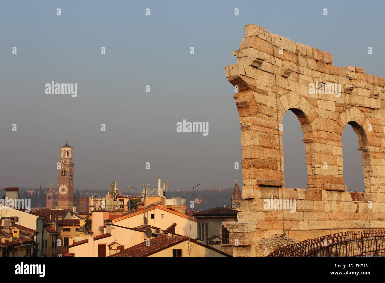 Guarda oltre dalla cima di Verona antica arena Foto Stock