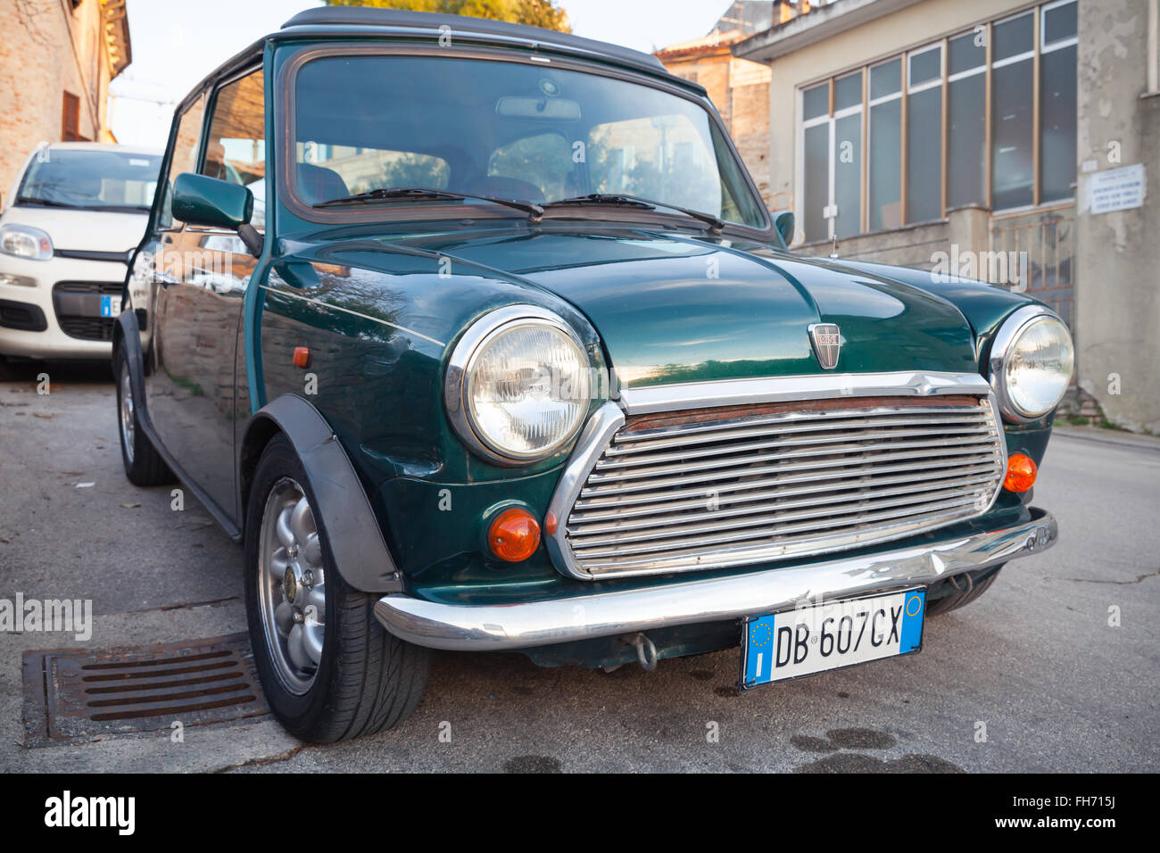Fermo, Italia - 8 Febbraio 2016: verde scuro Austin Mini Cooper Mk III. Questa modifica della Mini è una piccola economia auto Foto Stock