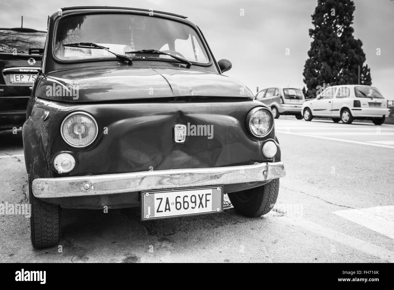 Fermo, Italia - 11 Febbraio 2016: Vecchia Fiat Nuova 500 city car prodotta dal costruttore italiano Fiat tra 1957 e 1975 Foto Stock