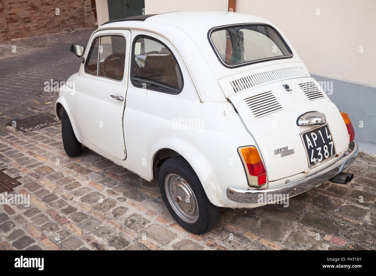 Fermo, Italia - 11 Febbraio 2016: vecchia FIAT 500 bianco città L'auto sulla strada della città italiana, closeup vista posteriore Foto Stock