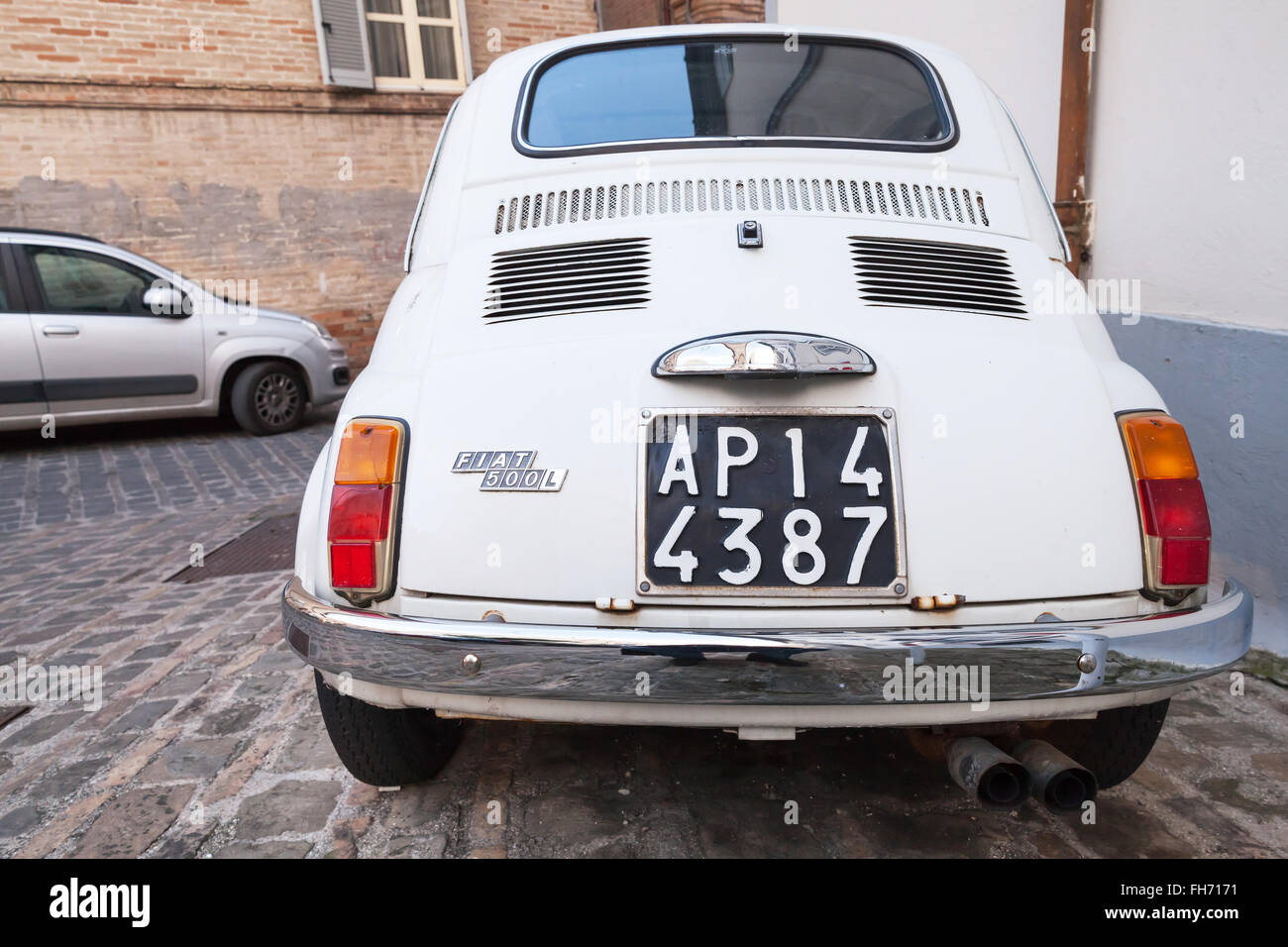 Fermo, Italia - 11 Febbraio 2016: vecchia FIAT 500 bianco città L'auto sulla strada della città italiana, close-up vista posteriore Foto Stock