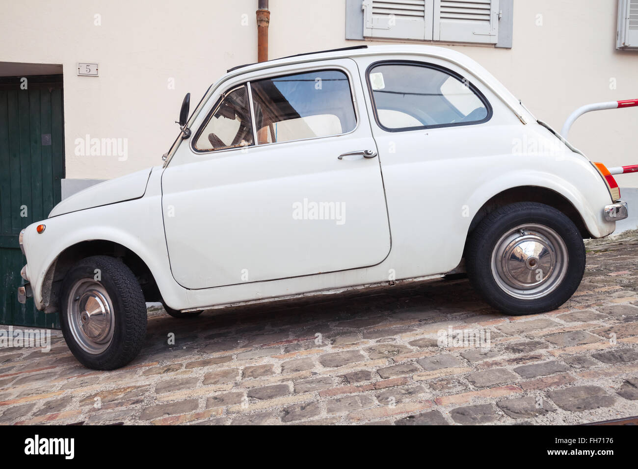 Fermo, Italia - 11 Febbraio 2016: vecchia FIAT 500 bianco città L'auto sulla strada della città italiana, vista laterale Foto Stock