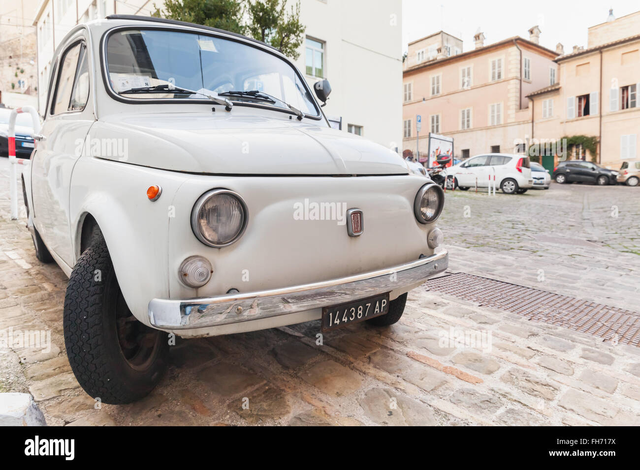 Fermo, Italia - 11 Febbraio 2016: vecchia FIAT 500 bianco città L'auto sulla strada della città italiana, closeup vista frontale Foto Stock