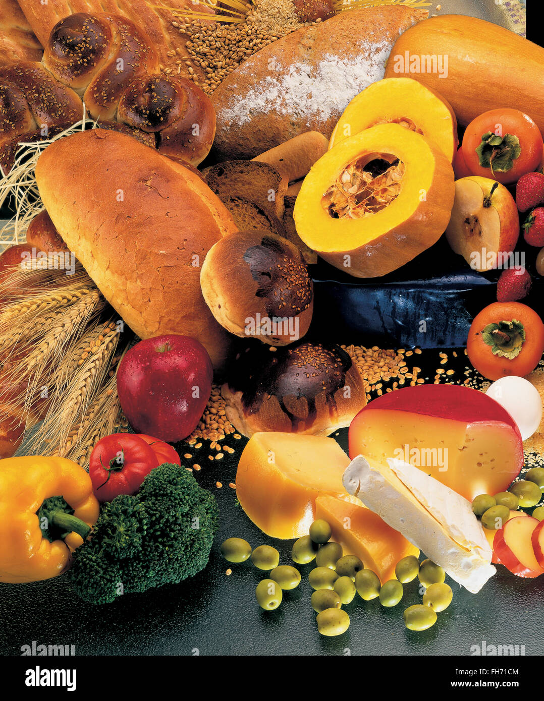Foto di cibo con pane, formaggio e in autunno la frutta e la verdura Foto Stock