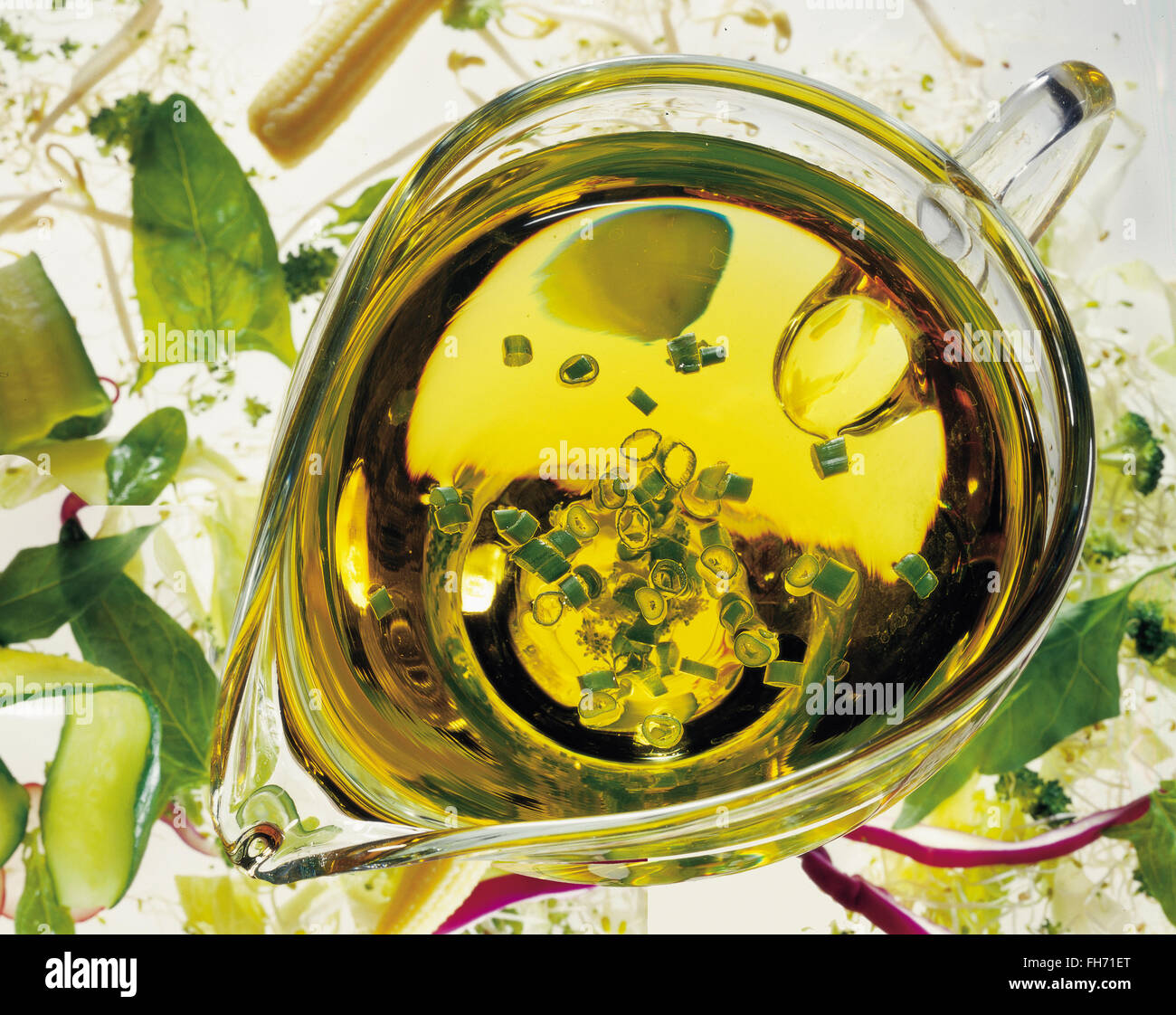 Una tazza piena di olio Foto Stock