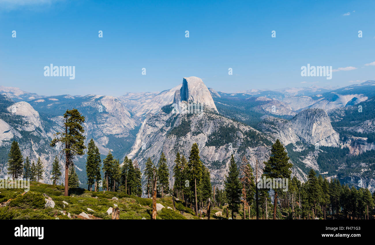 Vista nella Yosemite Valley, Half Dome, Yosemite National Park, California, Stati Uniti d'America Foto Stock