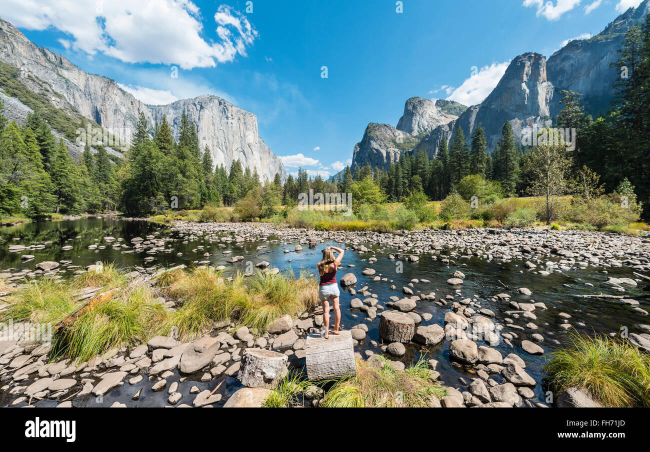 Tourist fotografare, Valley View si affaccia su El Capitan e fiume Merced, Yosemite National Park, California, Stati Uniti d'America Foto Stock