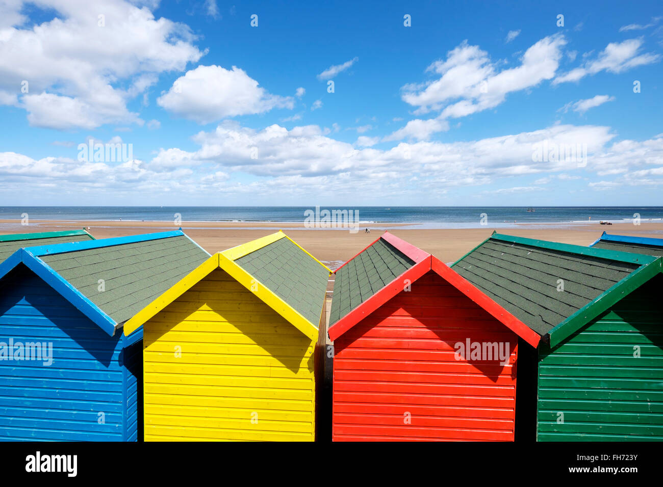 Il mare del Nord e West Cliff beach capanne, Whitby, North Yorkshire, Inghilterra Foto Stock