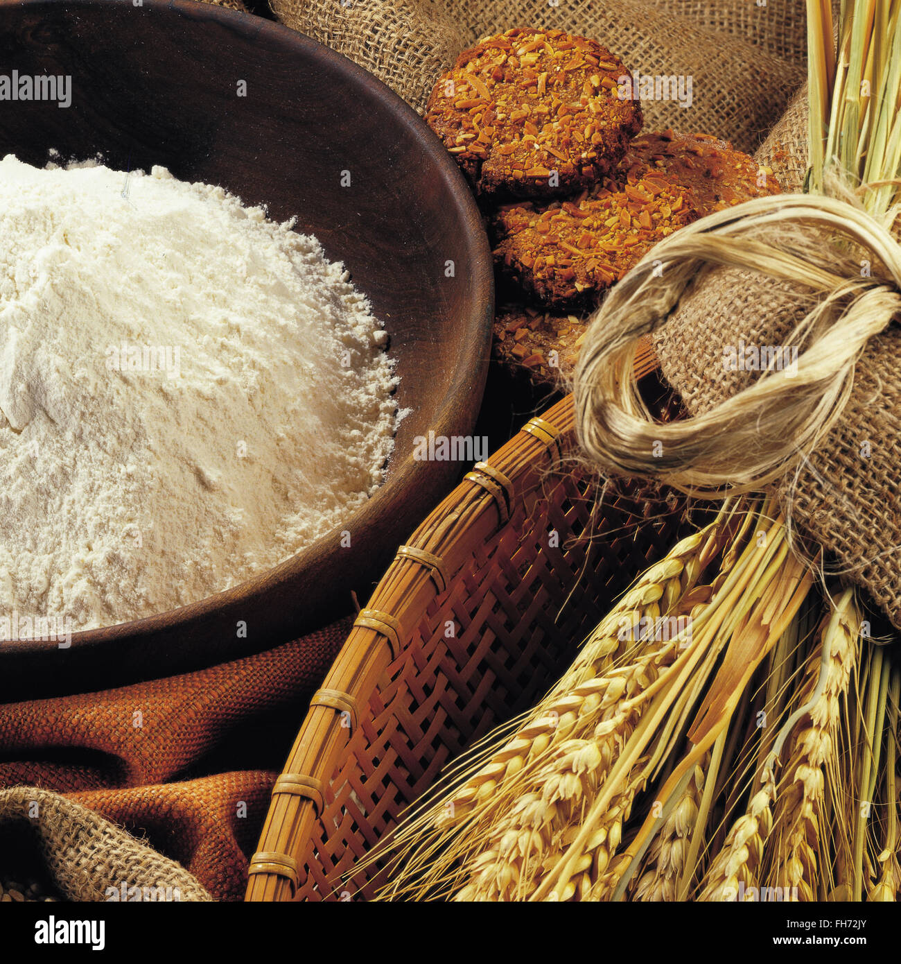 La farina di frumento è una polvere fatta dalla macinazione di grano utilizzato per il consumo umano Foto Stock