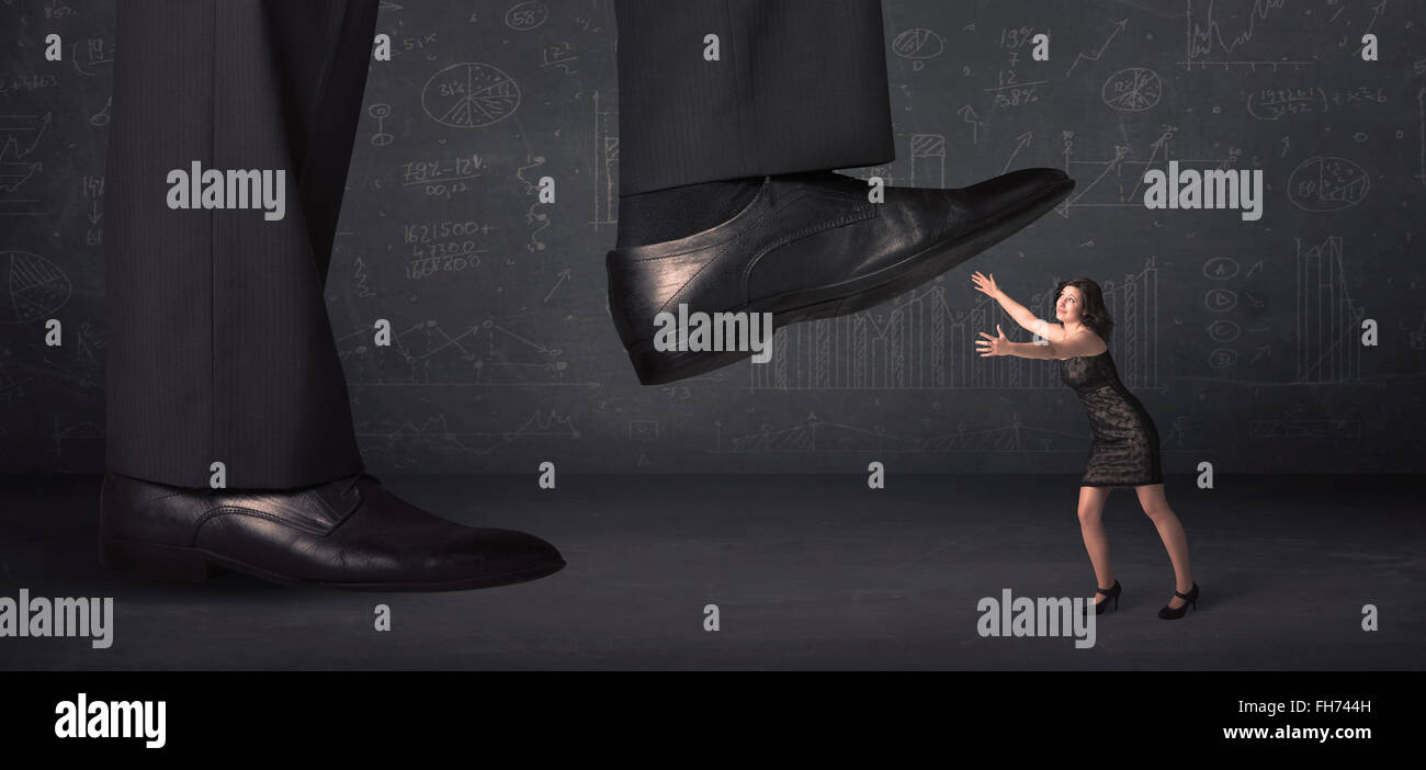 Gamba enorme intensificazione su un minuscolo businnesswoman concept Foto Stock
