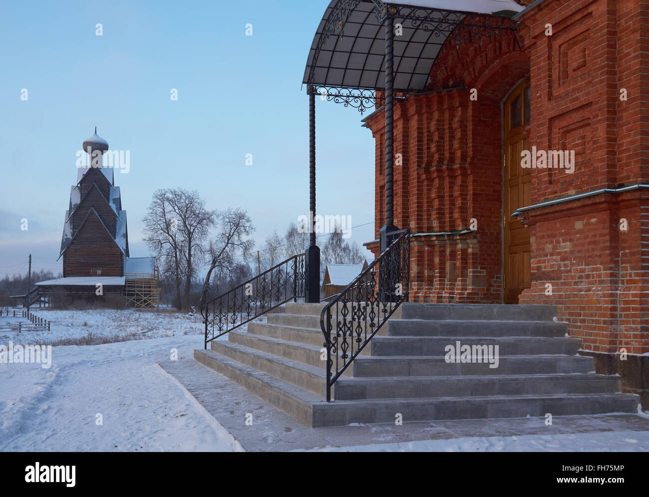 Due chiese ortodosse in Russia. Villaggio Shirkovo nella parte superiore del Volga, Regione di Tver, Russia. Foto Stock