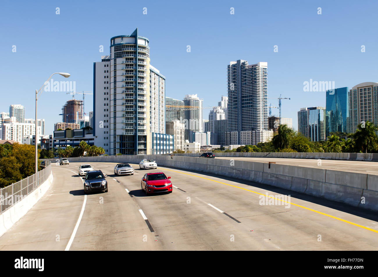 Miami, Stati Uniti - 15 Febbraio 2015: viaggio in auto attraverso l'autostrada a nord di Miami. Florida (USA). Foto Stock