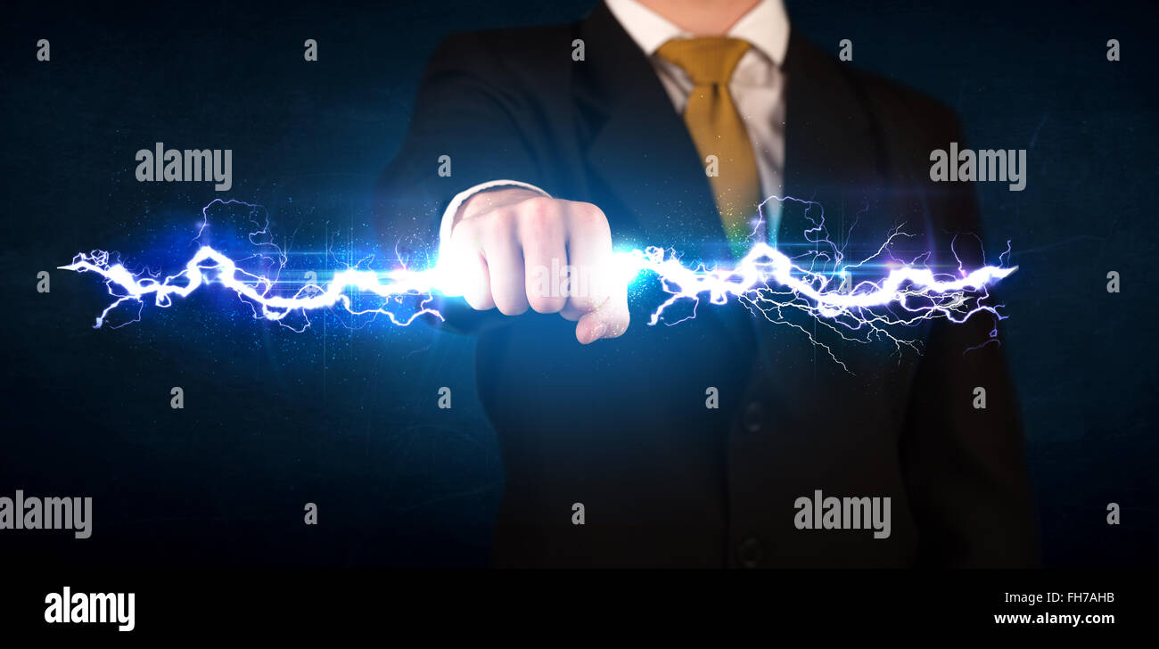 Business man holding elettricità vite di luce nelle sue mani Foto Stock