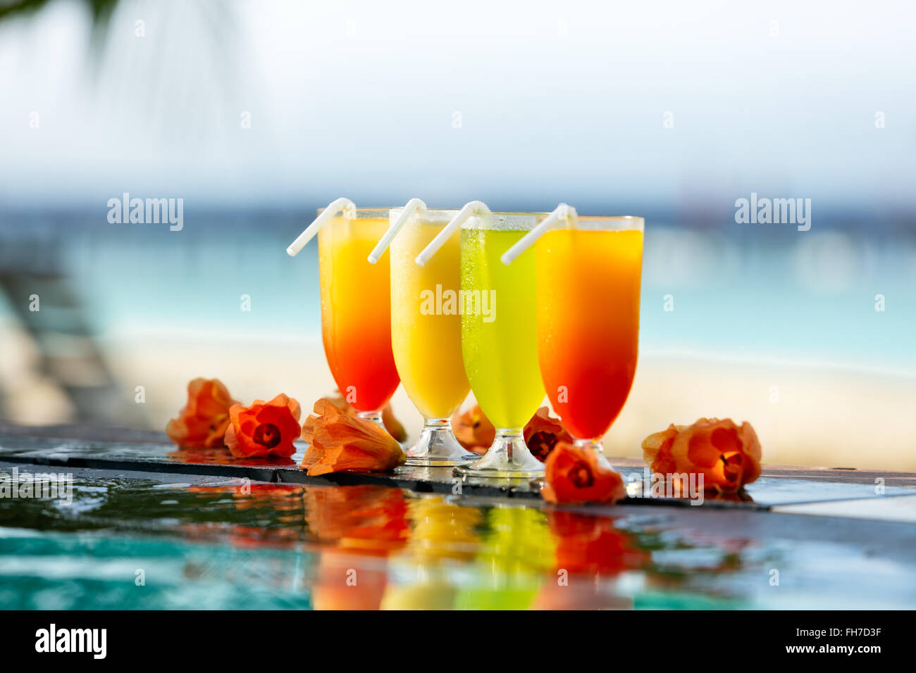 Cocktail bevande collocato accanto alla piscina Foto Stock