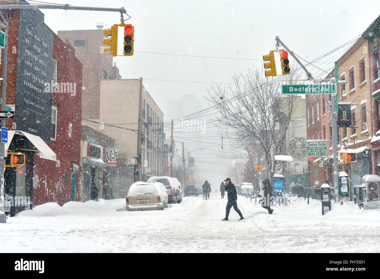 La neve continua a cadere come i Newyorkesi di Williamsburg, Brooklyn provate ad andare su ogni giorno business o tentare di godere la neve. Oltre 11 cm di neve caduti durante la notte e la neve è previsto per il resto della giornata. Questo potrebbe essere uno dei primi cinque peggiori tempeste della storia di NYC secondo sindaco della città, Bill de Blasio. Dotato di: atmosfera dove: la città di New York, New York, Stati Uniti quando: 23 Gen 2016 Foto Stock
