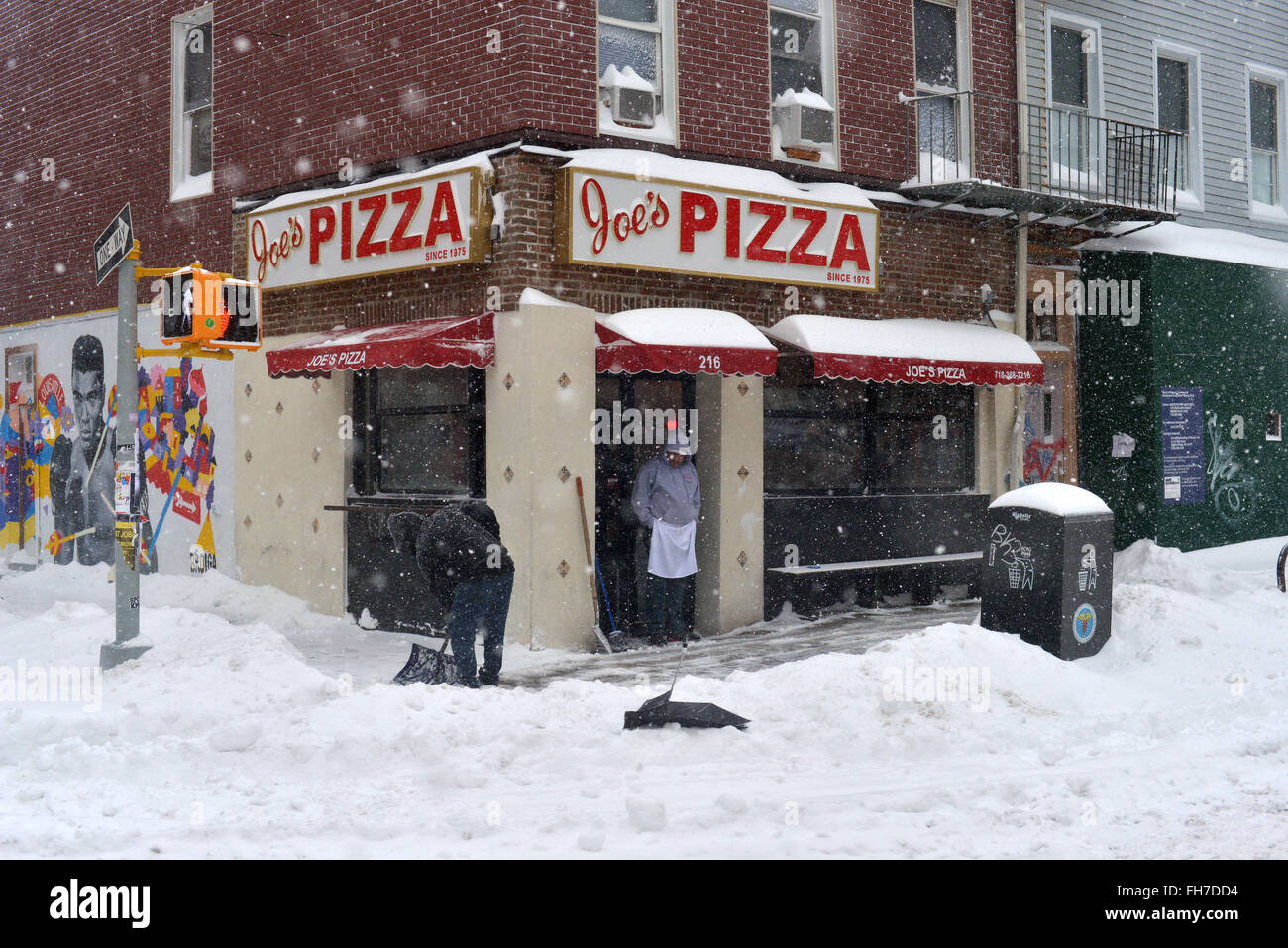 La neve continua a cadere come i Newyorkesi di Williamsburg, Brooklyn provate ad andare su ogni giorno business o tentare di godere la neve. Oltre 11 cm di neve caduti durante la notte e la neve è previsto per il resto della giornata. Questo potrebbe essere uno dei primi cinque peggiori tempeste della storia di NYC secondo sindaco della città, Bill de Blasio. Dotato di: atmosfera dove: la città di New York, New York, Stati Uniti quando: 23 Gen 2016 Foto Stock